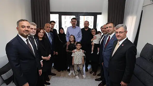 Bakan Kurum, depremzede aileyi yeni evinde ziyaret etti