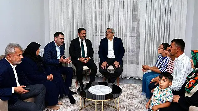 Bakan Kurum, Hatay'da depremzede aileyi ziyaret etti
