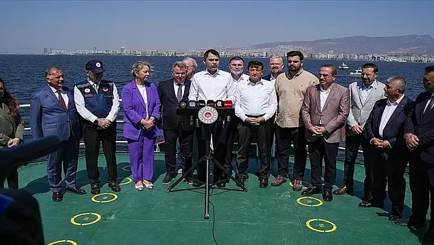 Bakan Kurum: İzmir Körfezi'nde büyük bir çevre felaketi yaşanıyor