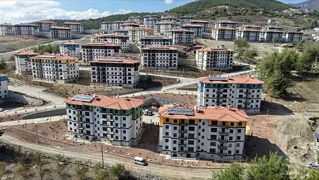 Bakan Kurum: Karanlıkları aydınlatmaya, umudu yeniden yeşertmeye bazen bir anahtar yetiyor