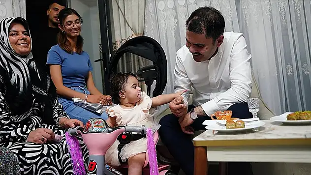 Bakan Kurum, Malatya'da depremzede aileye misafir oldu