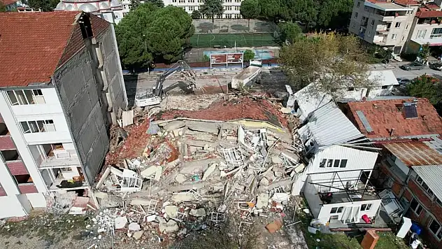 Bakan Kurum: Sındırgı'da 80'i konut 127 bağımsız bölüm ağır hasarlı