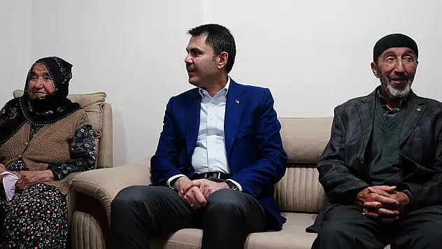 Bakan Kurum yeni köy evlerine taşınan aileye misafir oldu