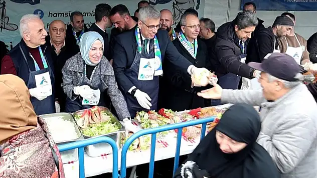 Bakan Memişoğlu, vatandaşlara balık ekmek dağıttı