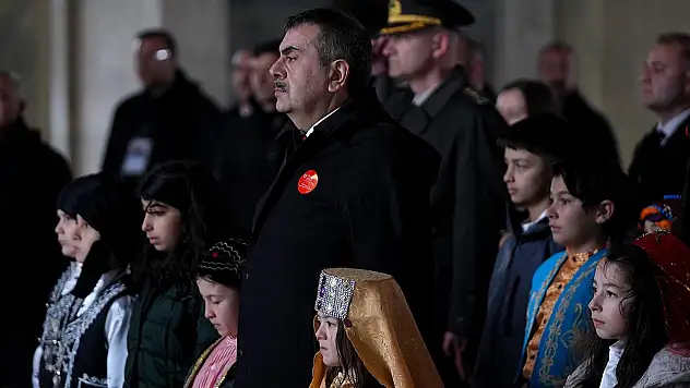 Bakan Tekin'den Anıtkabir'de 23 Nisan mesajı