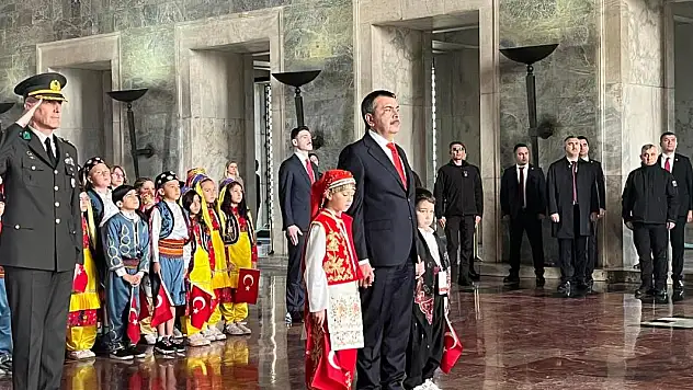 Bakan Tekin, öğrencilerle Anıtkabir'i ziyaret etti