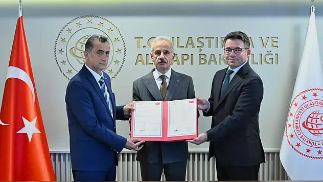 Bakan Uraloğlu: 'E5000 lokomotifimiz, Avrupa Birliği Sertifikasyonu olan TSI'ya sahip oldu'