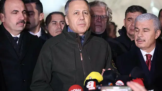 Bakan Yerlikaya çöken bina alanında incelemelerde bulundu