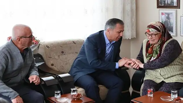 Bakan Yerlikaya şehit ailelerini ziyaret etti