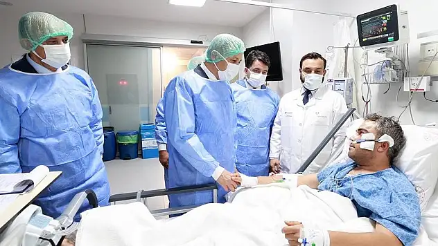 Bakan Yerlikaya'dan yaralı polis memuruna ziyaret