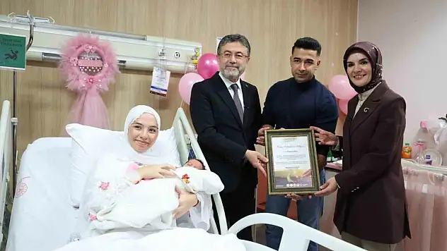 Bakanlardan yeni doğan bebeklere ziyaret