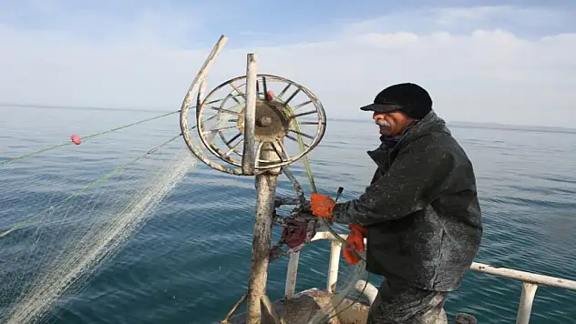 Balıkçılar yasak öncesi son ağlarını göle bırakıyor