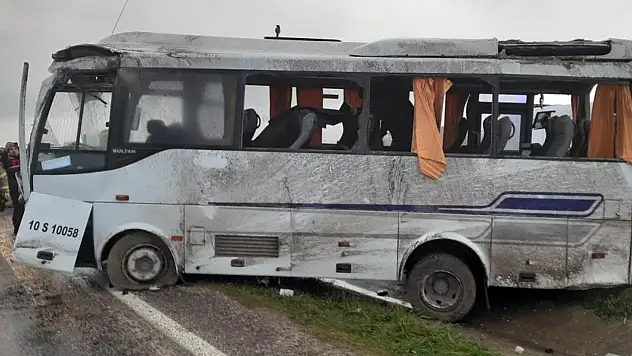Balıkesir'de işçi servisi devrildi: 18 yaralı