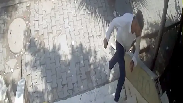 Balkon kapısından elini kolunu sallayarak girdi, 250 bin liralık altın ve para aldı!
