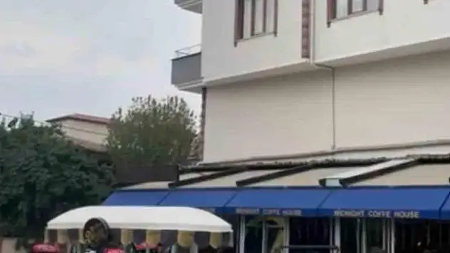 Balkona çıkarak dans eden kadın etrafa ateş etmeye çalıştı