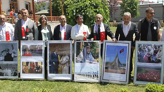 Bangladeşlilerin Konya'da 'Su Nilüferi Günü'nde erik dalı keyfi