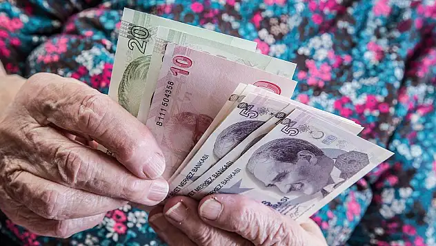 Bankalar promosyon yarışına girdi: Emekliye 100 bin TL'lik paket fırsatı!