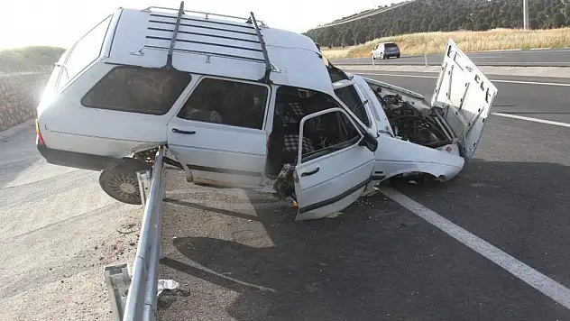 Bariyerlere çarpan otomobil asılı kaldı: 3 yaralı