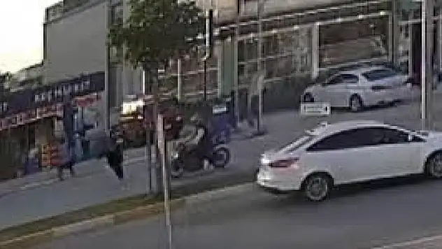 Başıboş köpekten kaçarken motosiklet çarptı