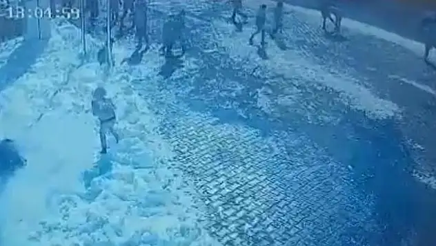 Başına buz kütlesi düşen ilkokul öğrencisi ağır yaralandı o anlar kamerada