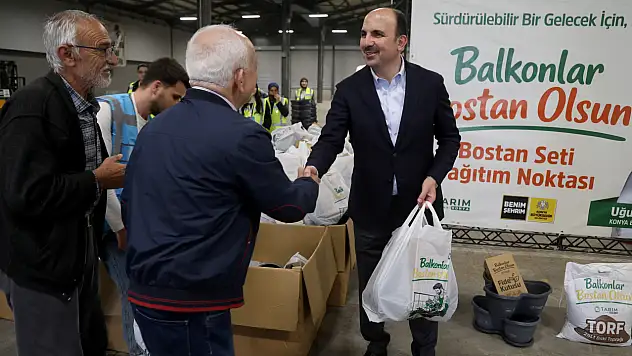 Başkan Altay dağıttı, Konyalılar kapış kapış aldı! Ücretsiz fide dağıtımı devam ediyor!