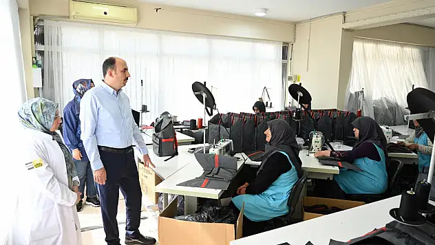 Başkan Altay'dan KOMEK'e ziyaret! Kadınlar 25 atölyede üretime ve ekonomiye katkı sağlıyor!