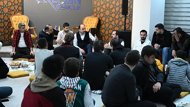 Başkan Altay, gençlerle sahurda buluştu