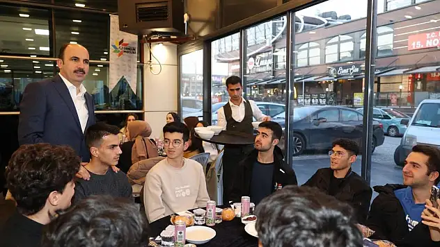 Başkan Altay, iftara öğrencilerle buluştu