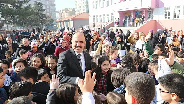 Başkan Altay Karne Alan Öğrencileri Tebrik Etti!