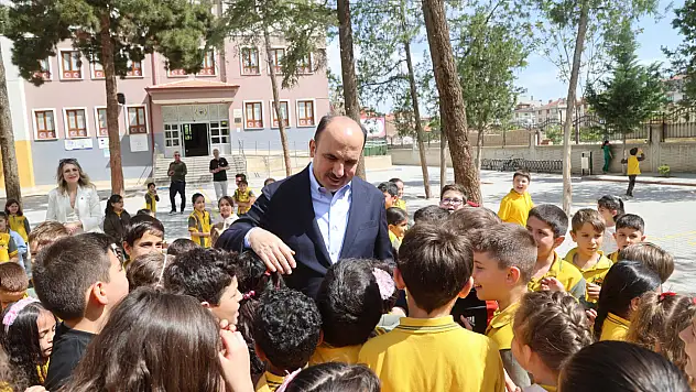 Başkan Altay, karne heyecanı yaşayan öğrencileri tebrik etti!