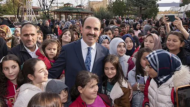 Başkan Altay, karnesini alan öğrencilerin yanında oldu