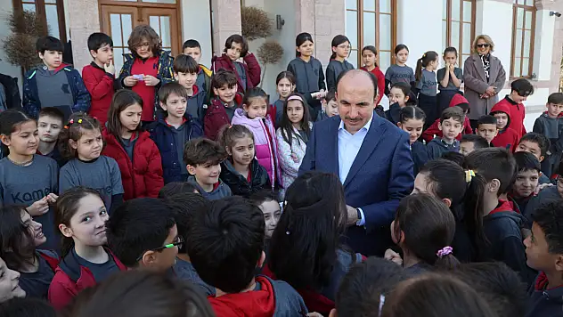 Başkan Altay, Taş Bina'yı ziyaret eden öğrencilerle bir araya geldi