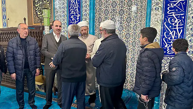 Başkan Altay ve Kavuş, Kapı Camii'nde vatandaşların kandilini kutladı