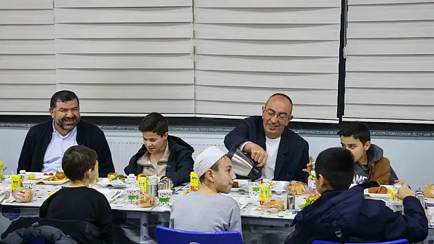 Başkan Kavuş, hafız adaylarıyla sahur yaptı