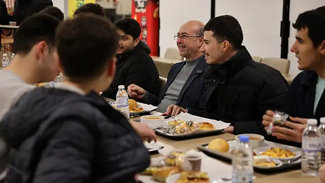 Başkan Pekyatırmacı, gençlerle sahur sofrasında buluştu