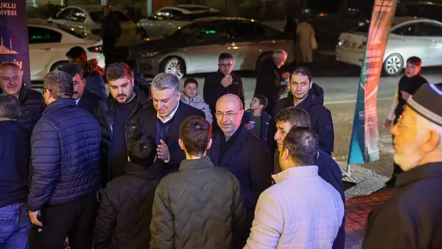 Başkan Pekyatırmacı Konyalılarla ilk teravihte kucaklaştı
