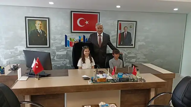 Başkan Sefer 23 Nisan'da koltuğunu küçük Evra'ya bıraktı!