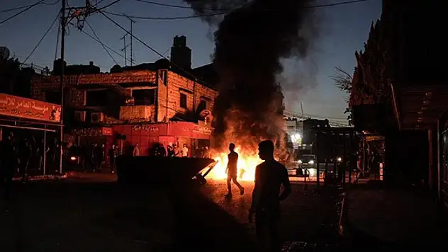Batı Şeria'da Filistinlilerin araçları ateşe verildi