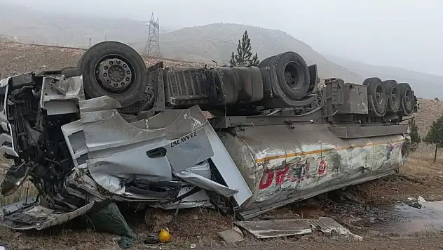 Batman'da petrol yüklü tır devrildi: 1 yaralı
