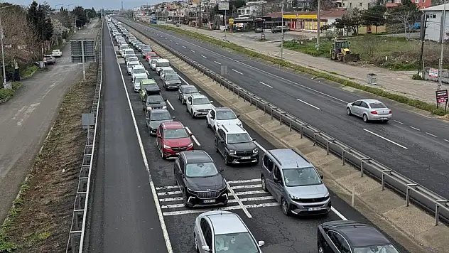Bayram dönüşü trafik yoğunluğu: Ağır vasıtalara kısıtlama getirildi!