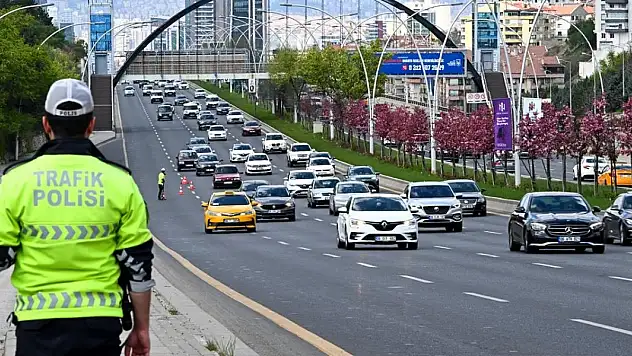 Bayram tatili dönüşü trafik yoğunluğu dikkat çekiyor!