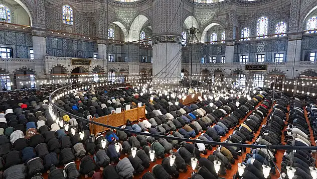 Bayramın ilk günü kılınan cuma namazında camiler doldu taştı