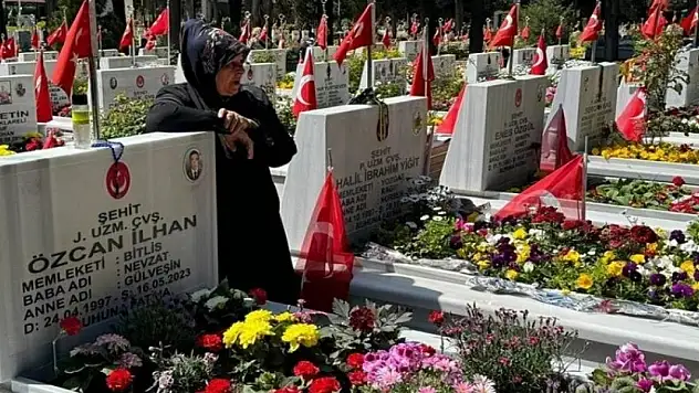 Bayramın üçüncü gününde Edirnekapı Şehitliği'ne ziyaretler sürdü