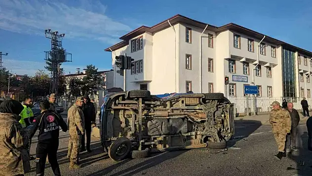 Belediye makam aracı ile jandarma minibüsü çarpıştı! 2 asker yaralandı
