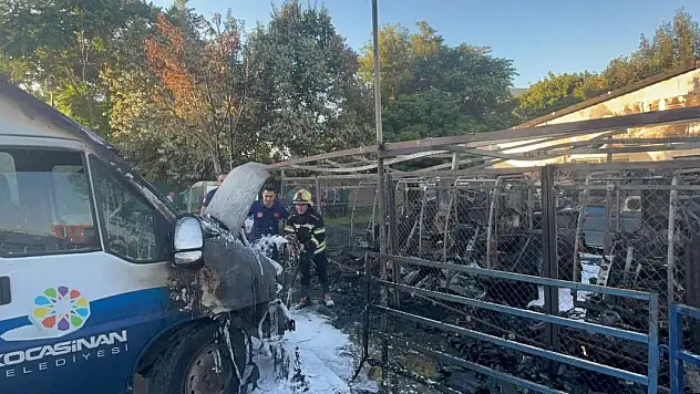 Belediye temizlik şefliğinde çıkan yangında 8 araç küle döndü!