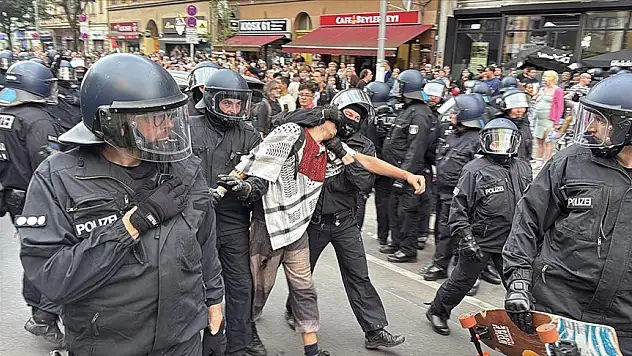 Berlin'de Filistin Yürüyüşüne Polis Müdahalesi!