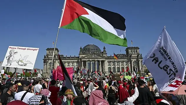 Berlin'de on binlerce kişi Gazze için birlikte yürüyüşüne katıldı
