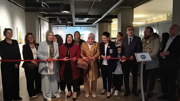 Berra Benli ilk sergisini Konya'da açtı
