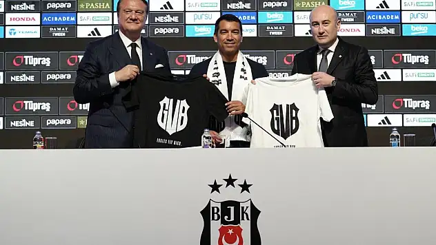 Beşiktaş'ın yeni teknik patronu van Bronckhorst imzayı attı