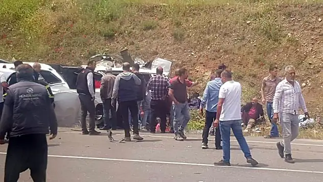 Beton mikseri minibüsü biçti: 8 ölü